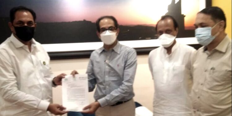 मुख्यमंत्र्यांच्या दरबारात अमळनेरच्या आमदाराचे साकडे