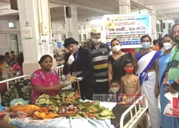 माणुसकी व्हाँट्सप गृपतर्फे रक्षाबंधन निमित्त महिला रूग्णांना औषधे, साड्या भेट