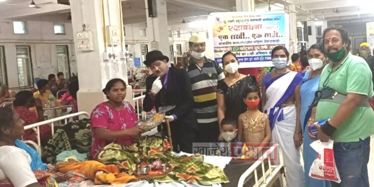 माणुसकी व्हाँट्सप गृपतर्फे रक्षाबंधन निमित्त महिला रूग्णांना औषधे, साड्या भेट