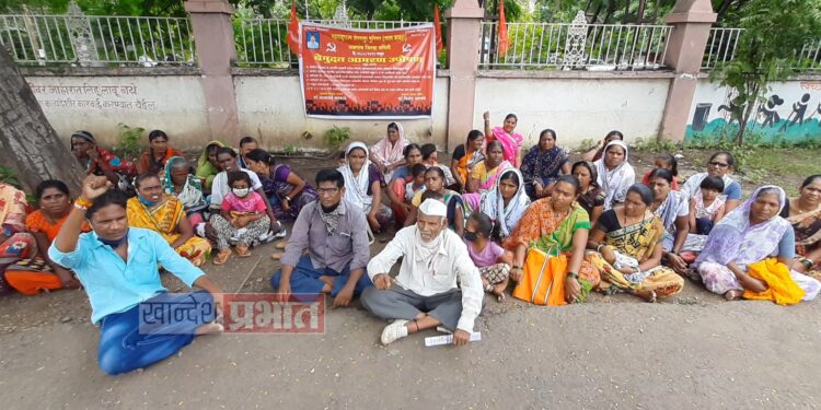 घरकुल मागणीसाठी लाल बावटाचे आमरण उपोषण