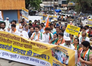 रस्ते खड्ड्यांसाठी जळगावात राष्ट्रवादीचे आंदोलन