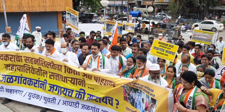 रस्ते खड्ड्यांसाठी जळगावात राष्ट्रवादीचे आंदोलन