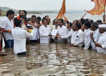 आमदार चंद्रकांत पाटील यांनी केले जलसमाधी आंदोलन