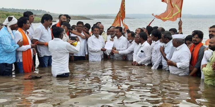 आमदार चंद्रकांत पाटील यांनी केले जलसमाधी आंदोलन