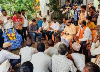 जवान गोपाल सुर्यवंशी यांच्या कुटूंबियांचे पालकमंत्र्यांनी केले सात्वंन