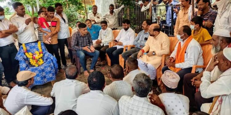 जवान गोपाल सुर्यवंशी यांच्या कुटूंबियांचे पालकमंत्र्यांनी केले सात्वंन