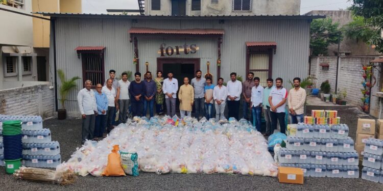 चिपळूण व महाड येथील पूरग्रस्तांना जीवनावश्यक वस्तूंची मदत