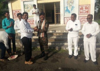 दहिवद आश्रम शाळेत माजी सैनिकाच्या हस्ते ध्वजारोहण