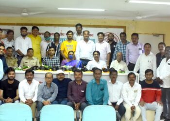 “स्माईल प्लिज” म्हणत महापौर जयश्री महाजन यांनी छायाचित्रकारांना दिल्या शुभेच्छा