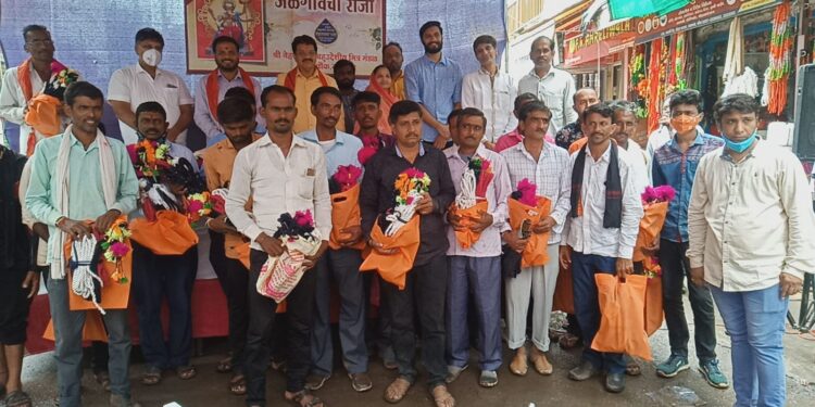 पोळ्यानिमित्त सर्जाराजासाठी ३१ शेतकऱ्यांना साज वाटप