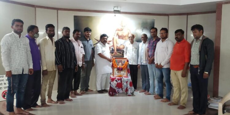 माजी पंतप्रधान स्व.राजीव गांधी यांना पाचोऱ्यात आदरांजली