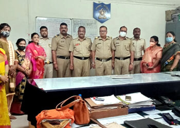 भाजपाच्या भगिनींनी पोलीस कर्मचाऱ्यांना बांधल्या राख्या