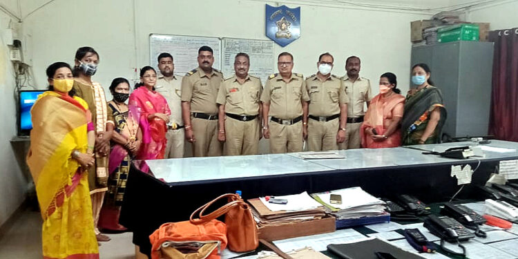 भाजपाच्या भगिनींनी पोलीस कर्मचाऱ्यांना बांधल्या राख्या