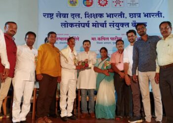 एस.सी.तेले गुणवंत शिक्षक पुरस्काराने सन्मानित