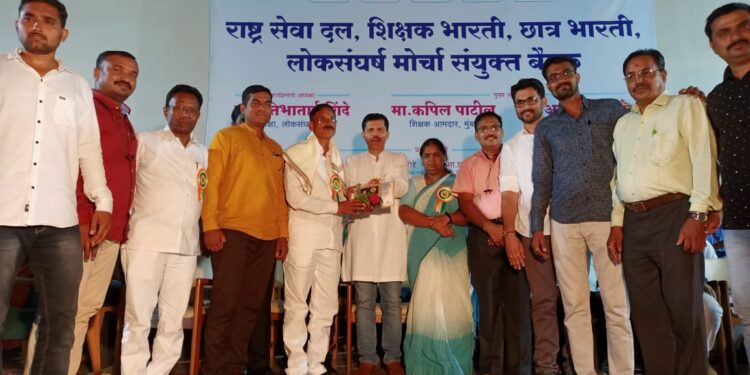 एस.सी.तेले गुणवंत शिक्षक पुरस्काराने सन्मानित