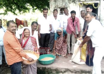 पुरग्रस्त कुटुंबीयांना धान्य देऊन रेशन दुकानदारांनी केलेली मदत