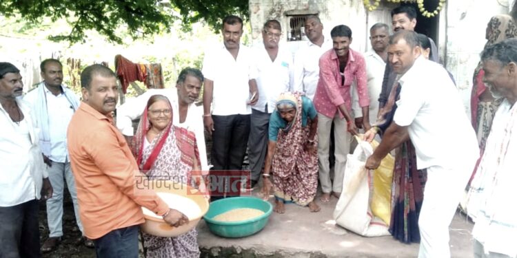 पुरग्रस्त कुटुंबीयांना धान्य देऊन रेशन दुकानदारांनी केलेली मदत