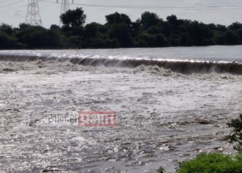 फापोरे बु. साठवण बंधाऱ्यातून लाखो लिटर पाणी जातेय वाया