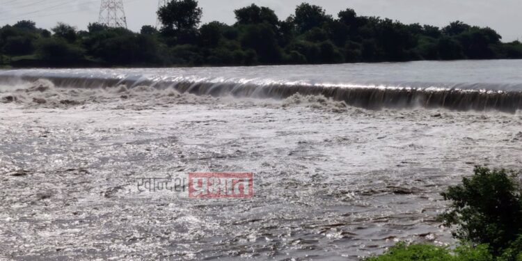 फापोरे बु. साठवण बंधाऱ्यातून लाखो लिटर पाणी जातेय वाया
