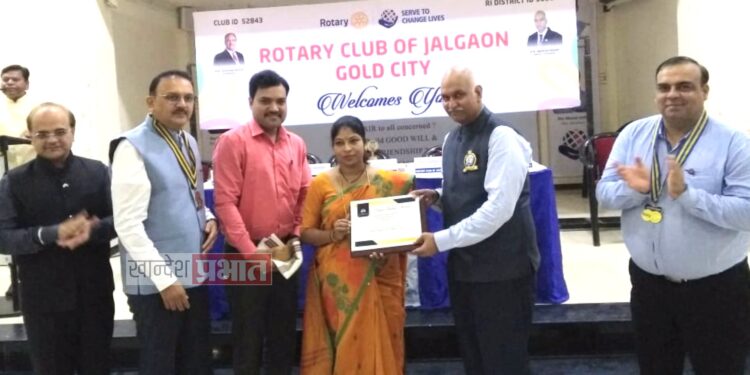 रोटरी जळगाव गोल्डसिटीतर्फे नेशन बिल्डर अ‍ॅवार्डने सुनीता शिमालेंचा गौरव