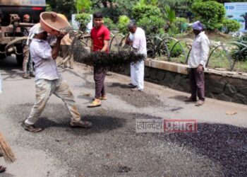 शहरातील मुख्य रस्त्यांवरील खड्ड्यांची डागडूजी सुरू