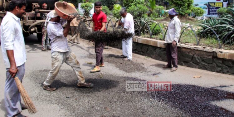 शहरातील मुख्य रस्त्यांवरील खड्ड्यांची डागडूजी सुरू
