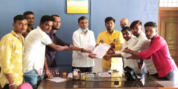 कोरोना महामारीत पालक गमावलेल्या विद्यार्थ्यांच्या शिक्षणासाठी राष्ट्रवादीचे निवेदन