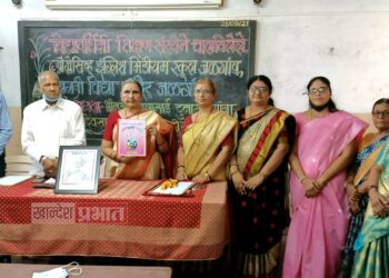 प्रगती विद्यामंदिर शाळेत कोविड-19 हे हस्तलिखितचे प्रकाशन