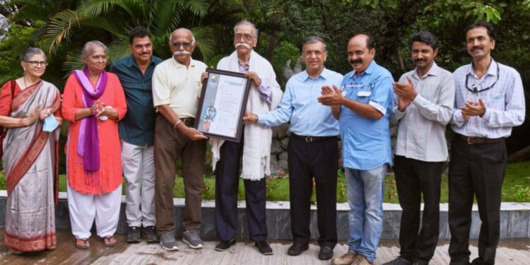 परिवर्तनतर्फे डॉ. भालचंद्र नेमाडे यांचा सत्कार