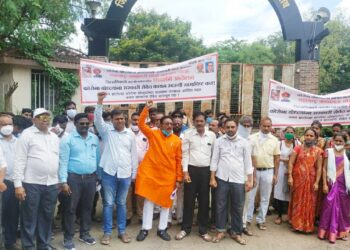 कोरोना योद्ध्यांना शासकीय सेवेत घेण्याच्या मागणीसाठी महाराष्ट्र जनक्रांती मोर्चाचे निदर्शने