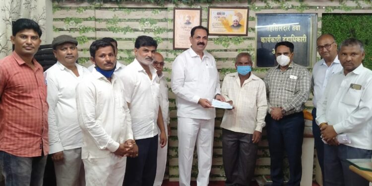 कळमसरेच्या मयत हिराबाई भील यांच्या वारसास चार लाखाची मदत