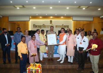 अमळनेरच्या मंगळग्रह सेवा संस्थेला शासनाचा पर्यटन मित्र पुरस्कार प्रदान