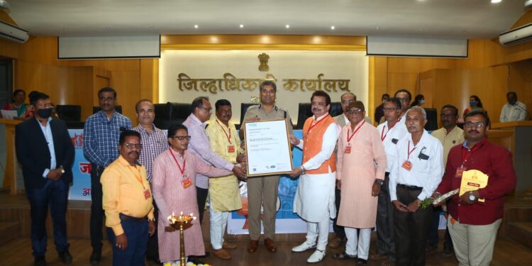 अमळनेरच्या मंगळग्रह सेवा संस्थेला शासनाचा पर्यटन मित्र पुरस्कार प्रदान