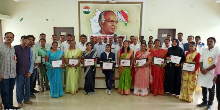 राष्ट्रवादी काँग्रेस शिक्षक महानगर आघाडीतर्फे शिक्षकांचा सत्कार