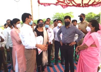 विभागीय आयुक्त गमेंनी केली दहीवद येथील विविध विकास कामांची पाहणी