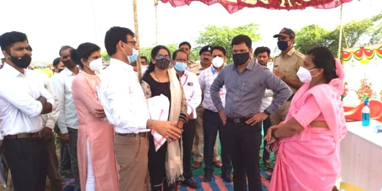 विभागीय आयुक्त गमेंनी केली दहीवद येथील विविध विकास कामांची पाहणी