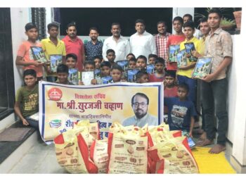 शिवसेनेतर्फे शैक्षणिक व जीवनावयशक वस्तूंचे वाटप
