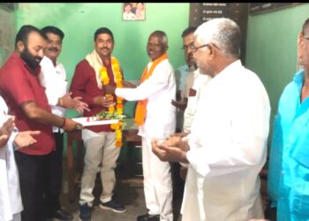 पोलीस कर्मचारी विजय पाटील यांचा ग्रामस्थांनी केला सत्कार