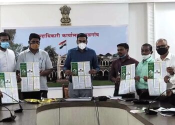 बोंडअळी निर्मूलनासाठी शेतकऱ्यांमध्ये जनजागृती करणे महत्वाचे ! – जिल्हाधिकारी अभिजित राऊत