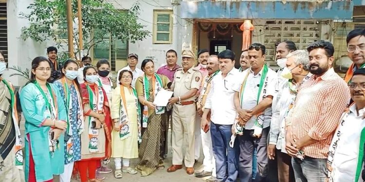 अभिनेत्री कंगना रणावत वर देशद्रोहाचा गुन्हा दाखल करण्याची मागणी