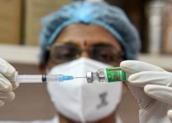 कोरोना प्रतिबंधात्मक लस न घेतल्यास वेतन रोखण्याचे जिल्हाधिकारी अभिजित राऊत यांचे निर्देश