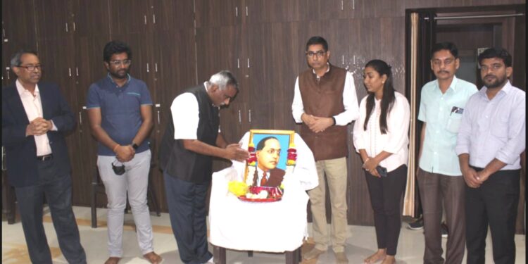 गोदावरी फाऊंडेशनतर्फे महापरिनिर्वाणदिनानिमित्‍त महामानवाला अभिवादन