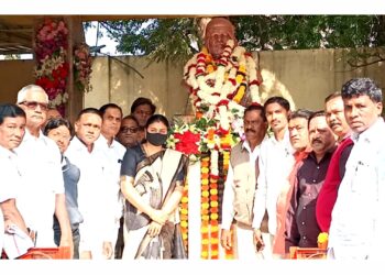 राष्ट्रसंत गाडगे महाराज यांच्या पुण्यतिथीनिमित्त माल्यार्पण