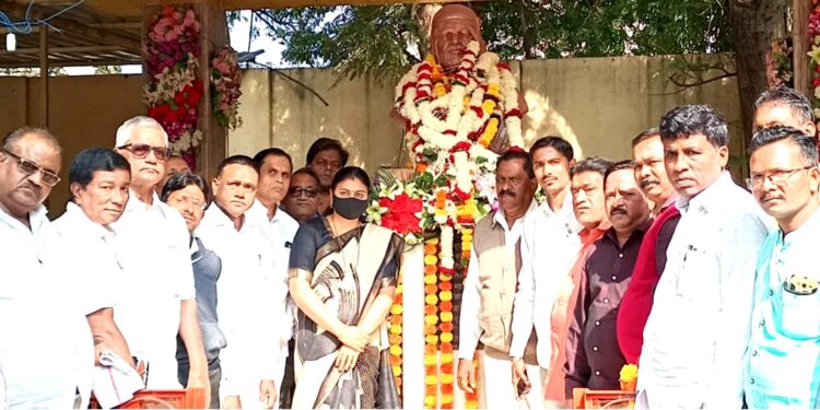 राष्ट्रसंत गाडगे महाराज यांच्या पुण्यतिथीनिमित्त माल्यार्पण