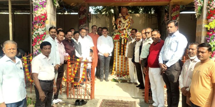 भाजपा बाराबलुतेदार आघाडीतर्फे गाडगेबाबा यांची 65 वी पुण्यतिथीनिमीत्त अभिवादन