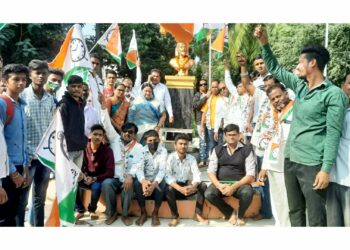 अमळनेरात छत्रपती शिवरायांचा दुग्धआभिषेक; कर्नाटकच्या मुख्यमंत्र्यांविरुद्धही निदर्शने