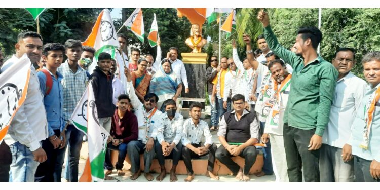 अमळनेरात छत्रपती शिवरायांचा दुग्धआभिषेक; कर्नाटकच्या मुख्यमंत्र्यांविरुद्धही निदर्शने