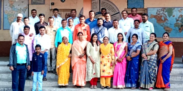 स्नेहमेळाव्यात माजी विद्यार्थ्यांच्या जुन्या आठवणींना उजाळा