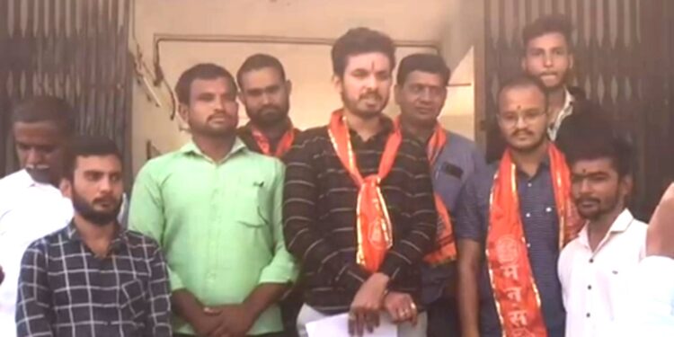 पारोळा-कजगाव रस्ता दुरुस्तीच्या मागणीसाठी मनसेचे निवेदन