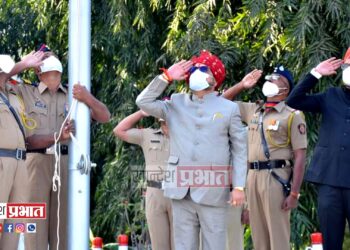 प्रजासत्ताक दिनानिमित्त पालकमंत्र्यांच्या हस्ते ध्वजारोहण संपन्न